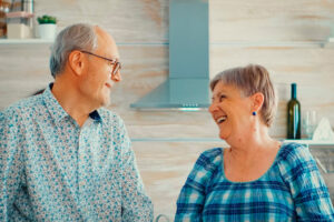 Casal de idosos sorrindo, ao contratar o plano funerário certo para suas necessidades