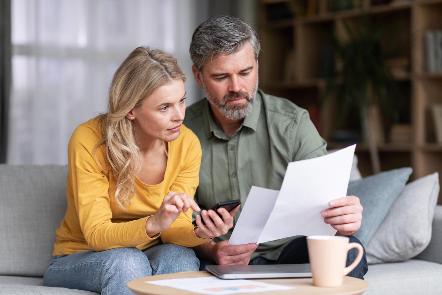 Imagem de um casal lendo uma declaração de vontade em vida.